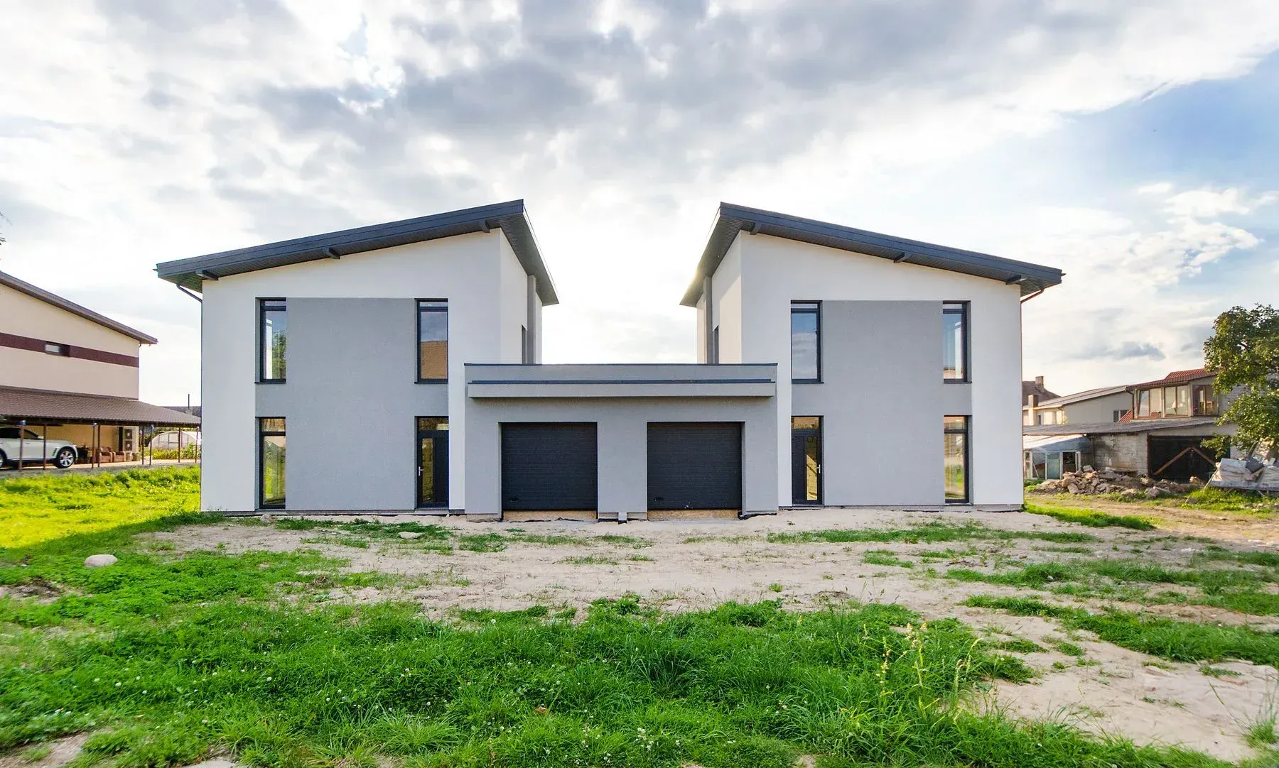 Model R4 — Modern exterior (mid)