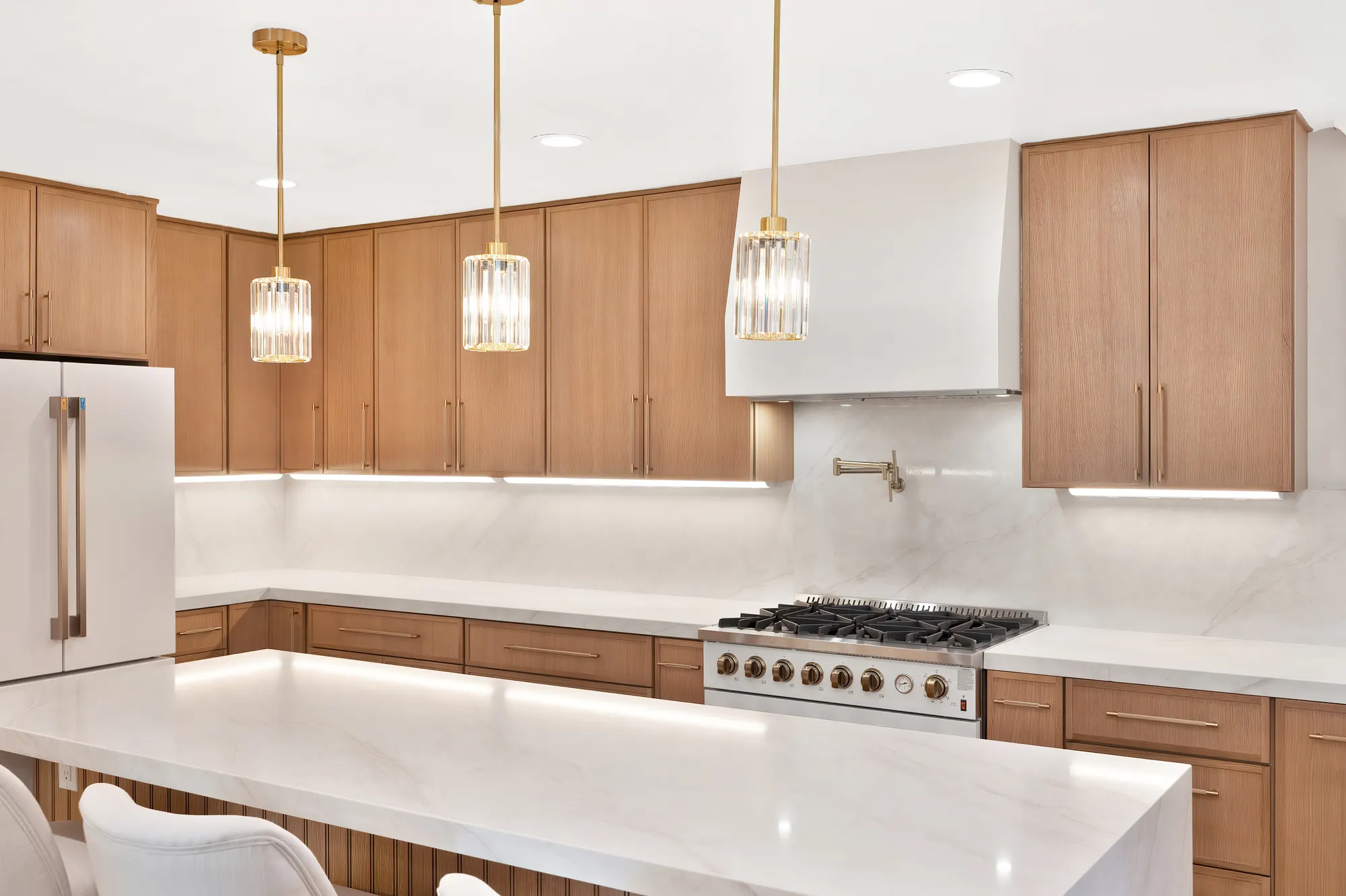 Kitchen range and marble backsplash with gold fixtures