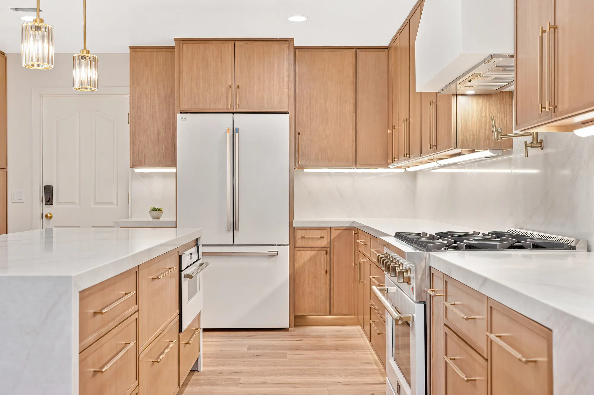 Kitchen range and marble backsplash with gold fixtures